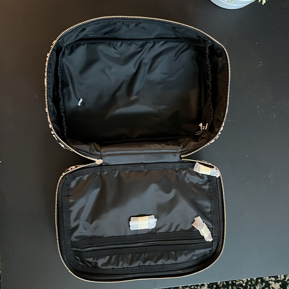 Kate Spade Chelsea Leopard Heart Cosmetic makeup case Retail  $160 - Picture 4 of 4